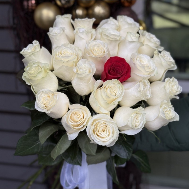 Букет из белых и красной розы "Одной тебе"